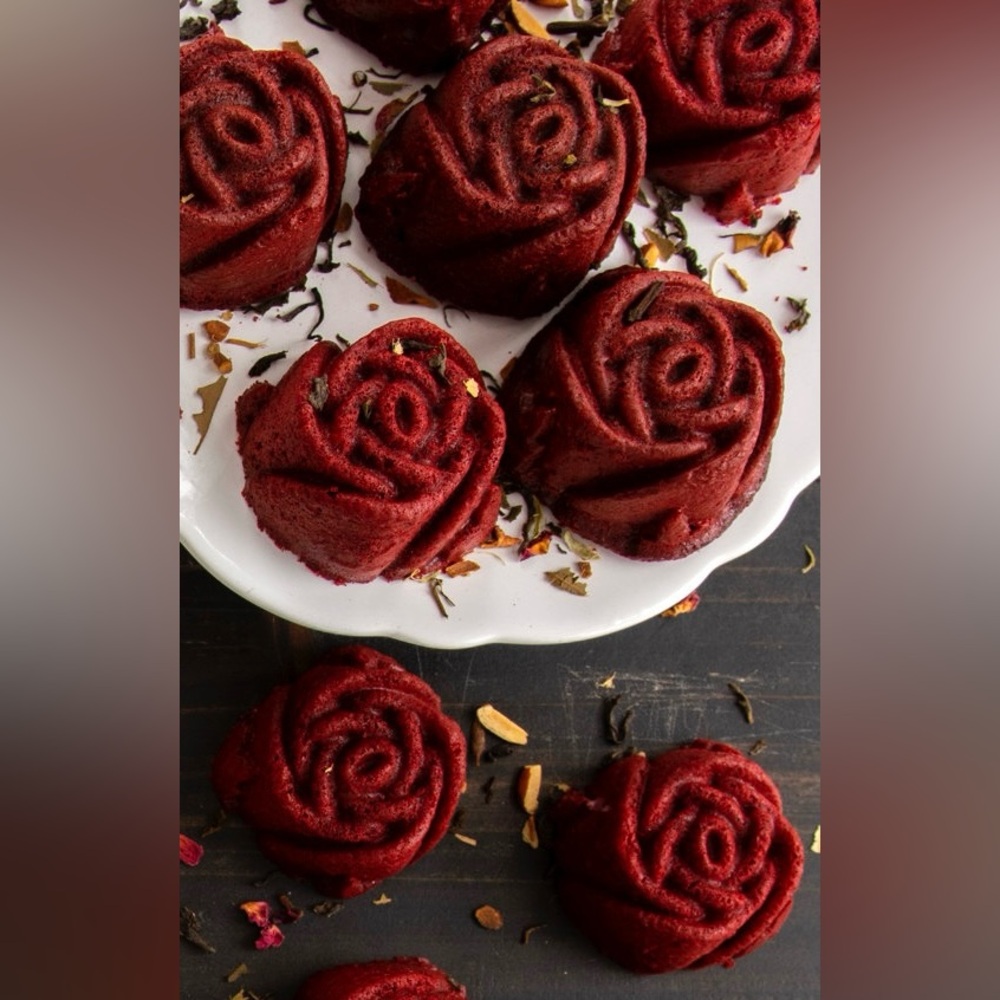 Nordic Ware Dozen Sweetheart Rose Loaf Pan 🌹